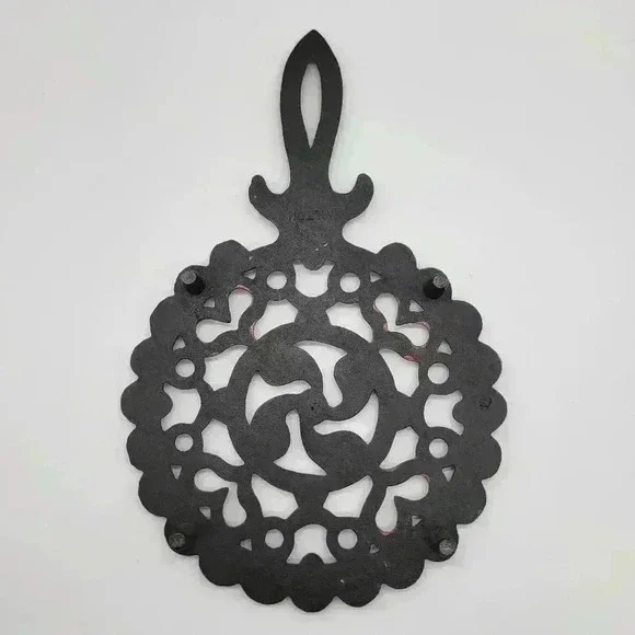 Vintage WILTON Cast Iron Painted Trivet W/ Feet Pot Holder Hot Plate Red Hearts - Picture 2 of 12